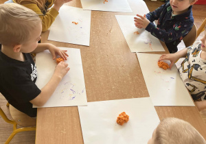 Dzieci podczas zabawy plasteliną