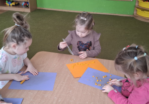 Dzieci podczas zabawy plasteliną