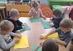 Dzieci podczas zabawy plasteliną