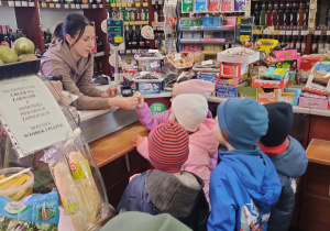 Dzieci w sklepie spożywczym