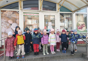 Dzieci przed sklepem spożywczym