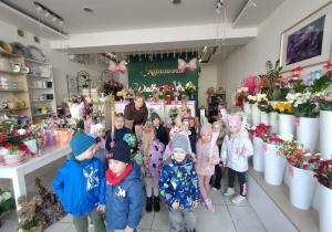 Dzieci w kwiaciarni