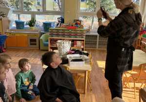 Dzieci poznają działanie maszynki do golenia