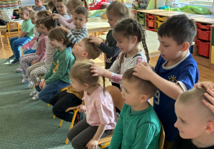 Dzieci bawią się w fryzjerów