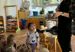 Dzieci słuchają o zawodzie fryzjera