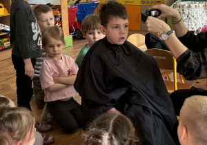 Dzieci poznają działanie maszynki do golenia