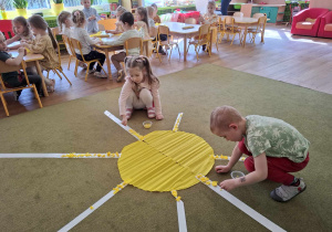 Dzieci wyklejają słońce