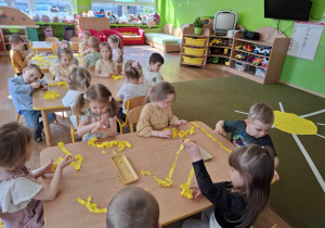 Dzieci robią kulki z bibuły