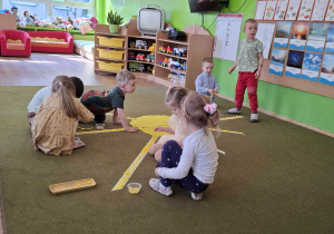 Dzieci wyklejają słońce