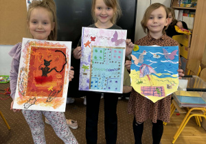 Trzy dziewczynki z herbami