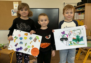 Troje dzieci z herbami