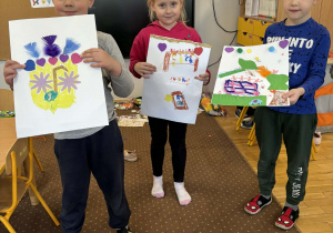 Troje dzieci z herbami