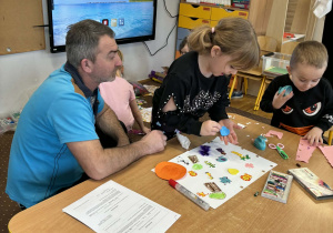 Rodzice z dziećmi podczas wykonywania pracy