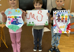 Troje dzieci z herbami