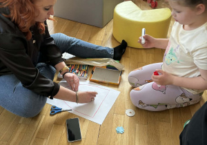 Rodzice z dziećmi podczas wykonywania pracy