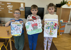 Troje dzieci z herbami