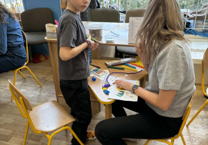 Rodzice z dziećmi podczas wykonywania pracy