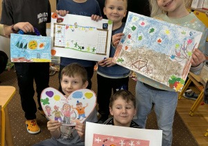 Sześcioro dzieci z herbami