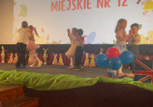 Dzieci podczas tańca