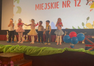 Dzieci śpiewają piosenkę