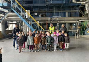 Dzieci w zakładzie energetyki cieplnej