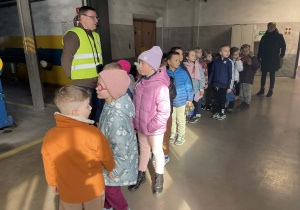 Dzieci w zakładzie energetyki cieplnej