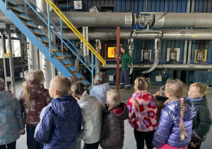 Dzieci w zakładzie energetyki cieplnej