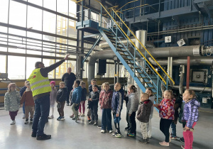 Dzieci w zakładzie energetyki cieplnej