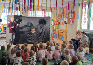 Dzieci oglądają spektakl