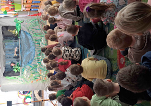 Dzieci oglądają pacynki żabki