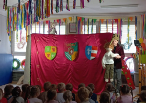 Dzieci oglądają spektakl