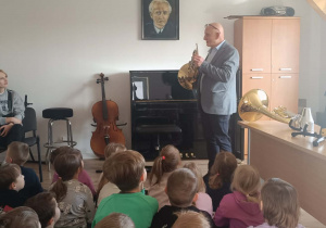 Nauczyciel opowiada o instrumentach dętych