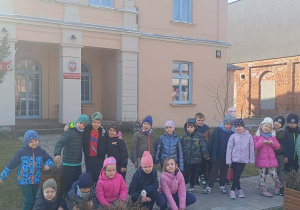 Dzieci stoją przed Szkołą Muzyczną