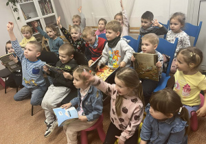 Dzieci oglądają książeczki