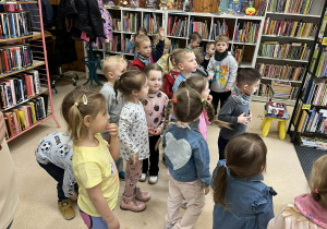 Dzieci oglądają pomieszczenia biblioteki