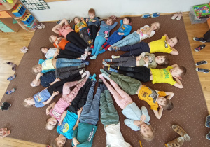 Dzieci z grupy IV z kolorowymi skarpetkami