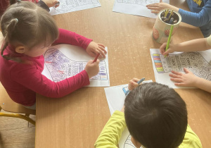 Dzieci z grupy I kolorują skarpetki