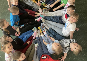 Dzieci z grupy III z kolorowymi skarpetkami