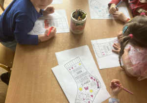 Dzieci z grupy I kolorują skarpetki