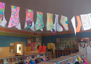 Skarpetki rozwieszone w szatni