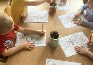 Dzieci z grupy I kolorują skarpetki