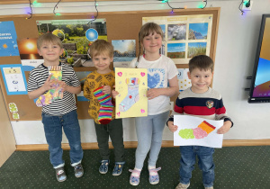 Dzieci z grupy III ze skarpetkami przygotowanymi w domu