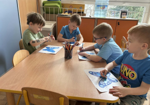 Dzieci malują motyle