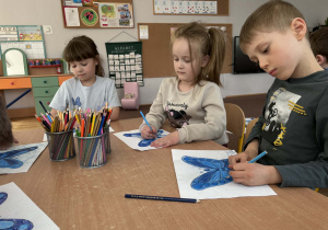 Dzieci malują motyle