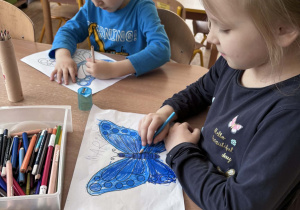 Dzieci malują motyle