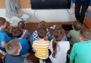 Dzieci oglądają film o autyzmie