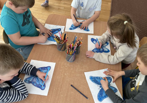 Dzieci malują motyle