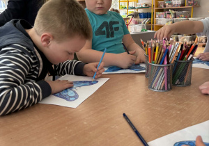 Dzieci malują motyle