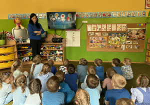 Dzieci oglądają bajkę o autyzmie