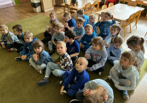 Dzieci z grupy I i II ubrane na niebiesko